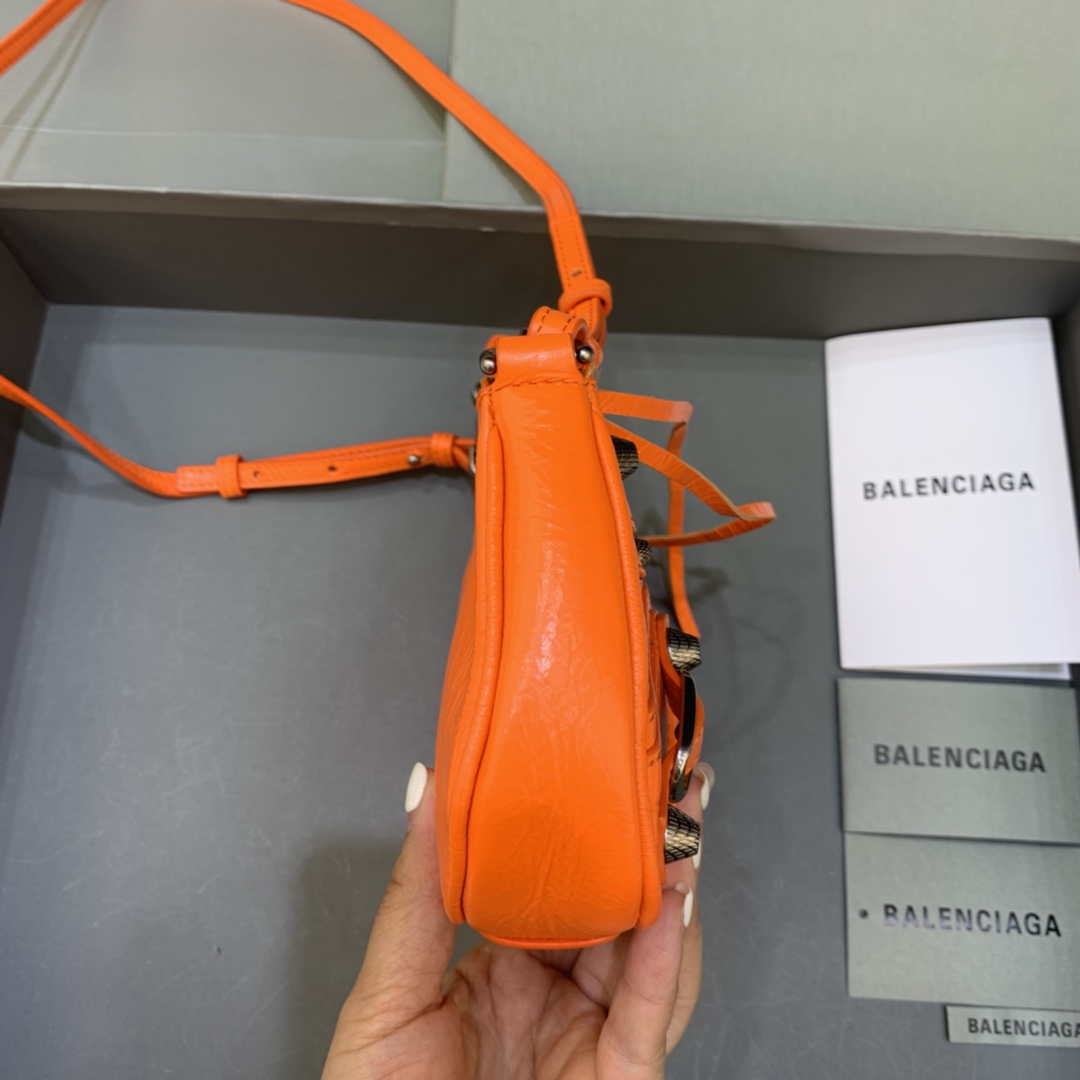 Balenciaga 6940271vg9 Le Cagole Mini Multipouch en Lambsker de arena de naranja-1