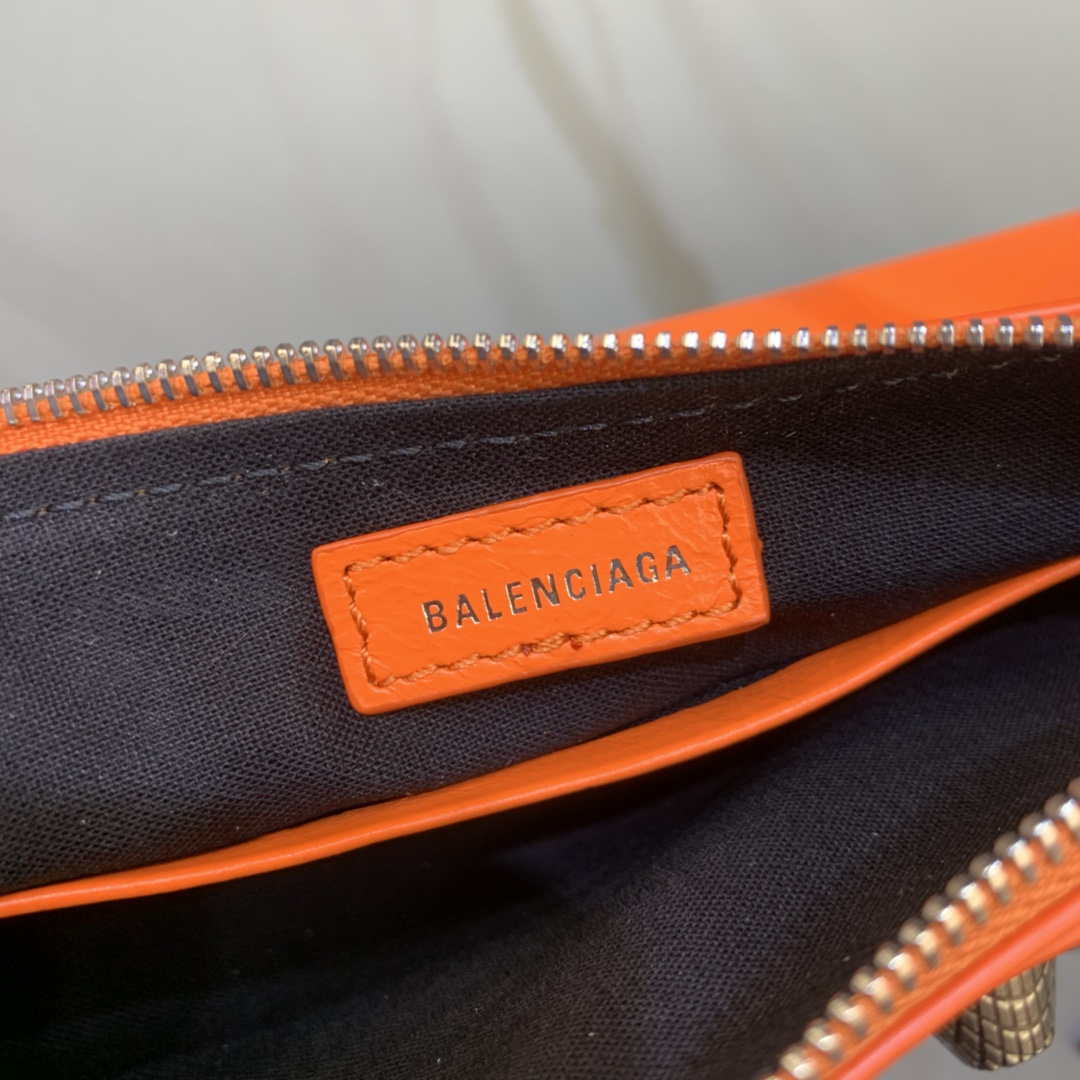 Balenciaga 6940271vg9 Le Cagole Mini Multipouch en Lambsker de arena de naranja-5