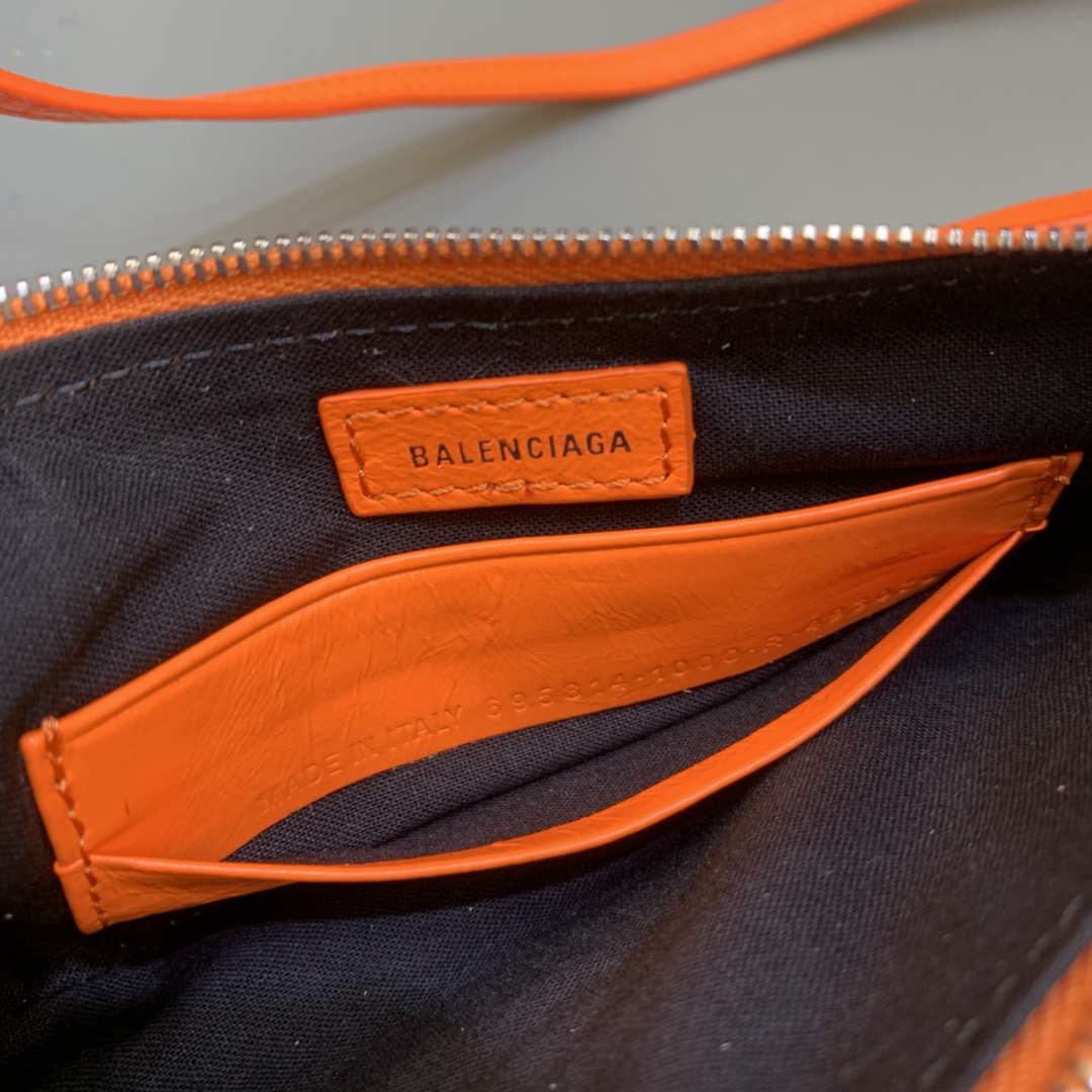 Balenciaga 6940271vg9 Le Cagole Mini Multipouch en Lambsker de arena de naranja-6