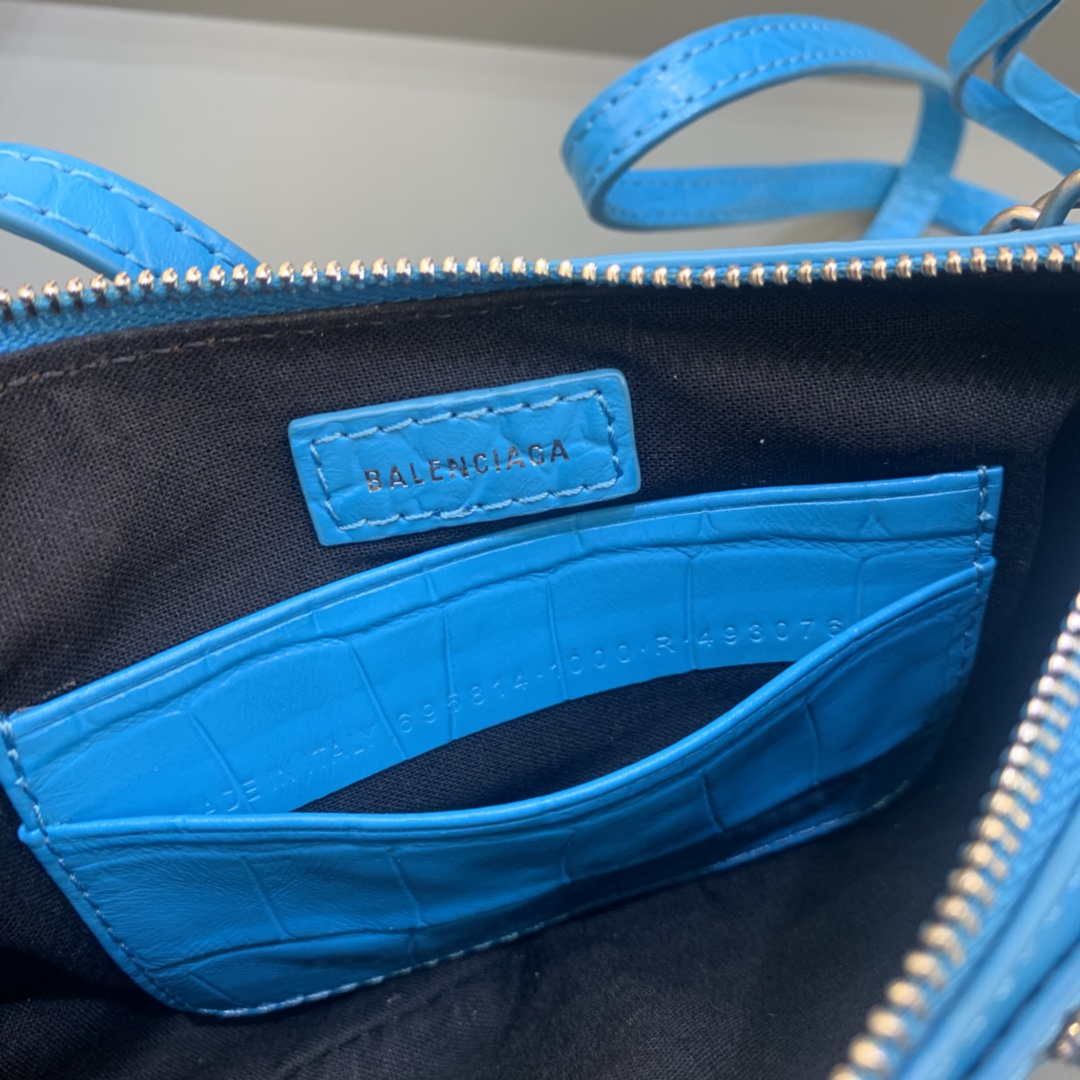 Balenciaga 6940271vg9 le Cagole Mini multipouch en cocodrilo azul-6