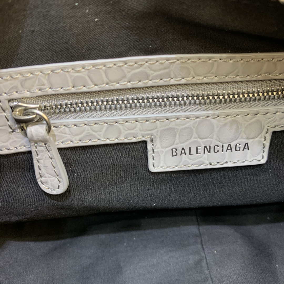 Balenciaga 67130723 le Cagole pequeño bolso de hombro cocodrilo en gris-5