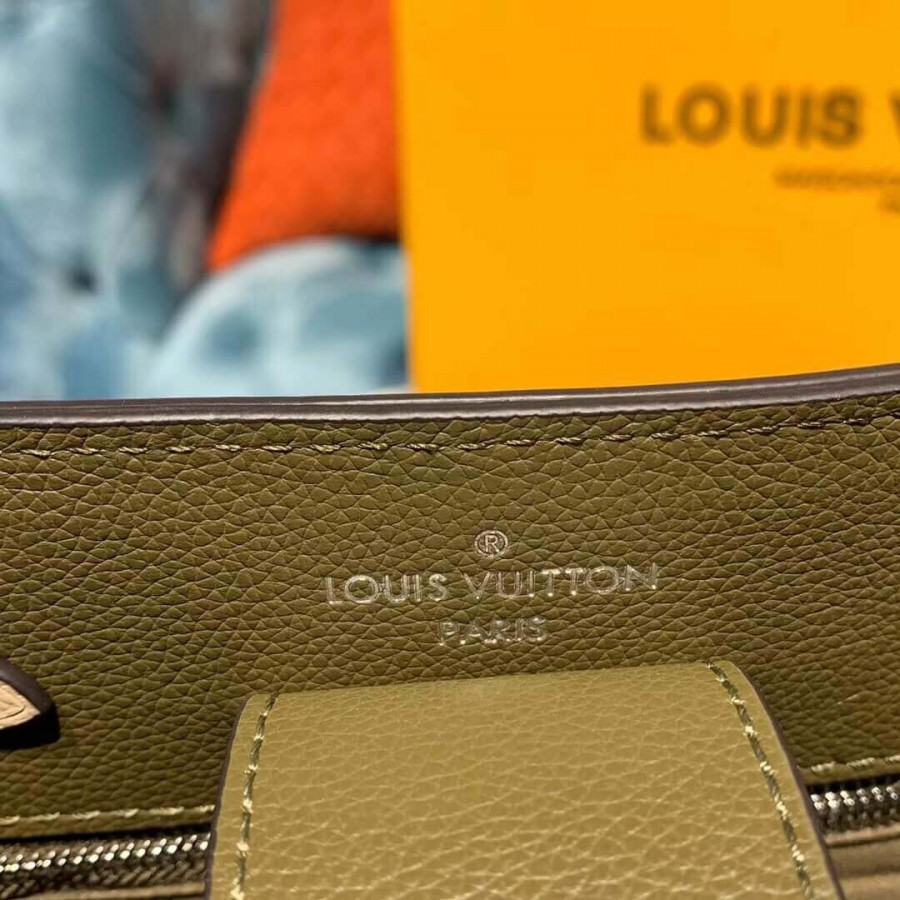 LOUIS VUITTON BARRFSKIN LOOK LOCKME BUCKET M55439-8