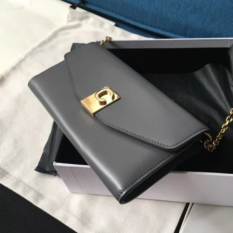 Billetera Celine C en la cadena en becerro liso 10B903-1