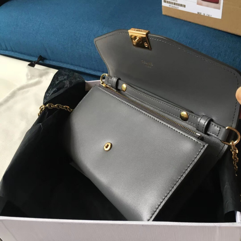 Billetera Celine C en la cadena en becerro liso 10B903-6