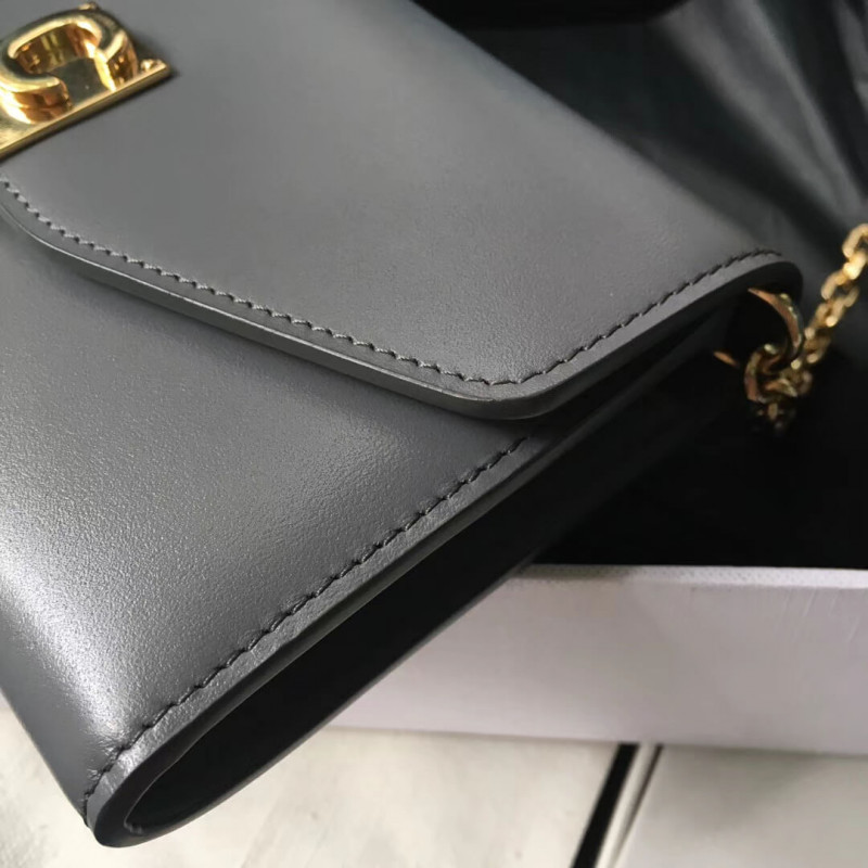 Billetera Celine C en la cadena en becerro liso 10B903-9
