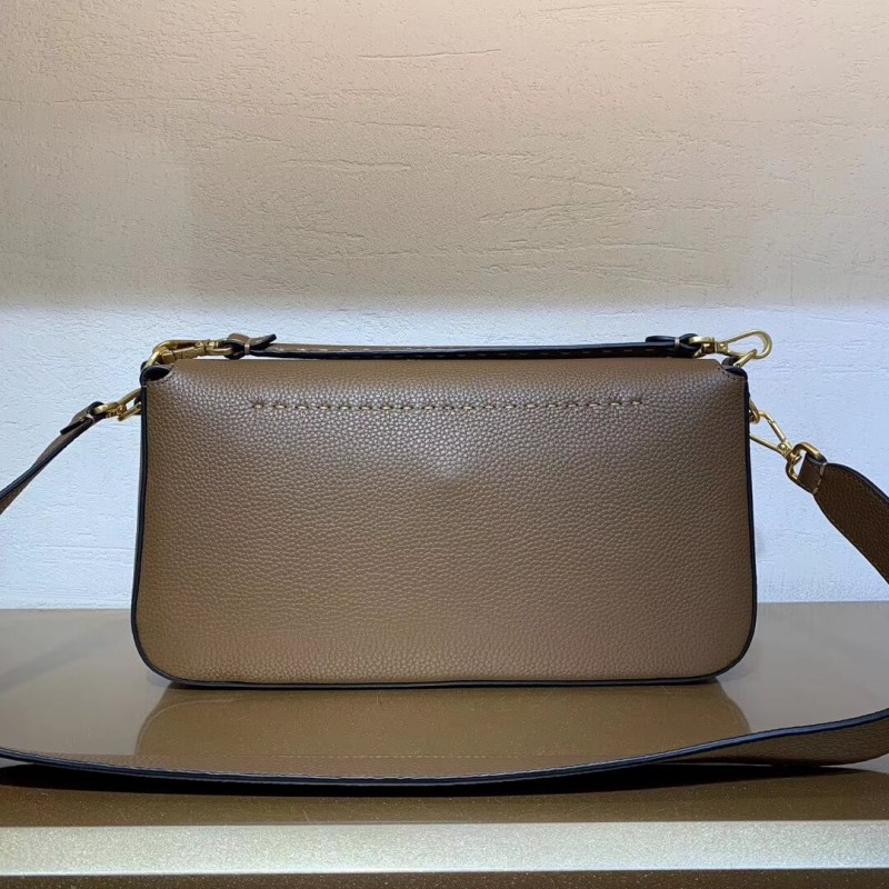 Bolsauette de piel de ternero Fendi Grained Bolsauette grande 8BR771-1