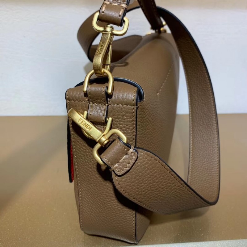 Bolsauette de piel de ternero Fendi Grained Bolsauette grande 8BR771-2