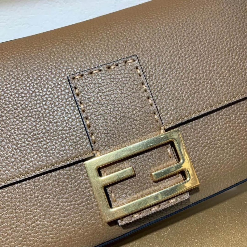 Bolsauette de piel de ternero Fendi Grained Bolsauette grande 8BR771-3