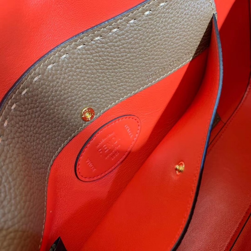 Bolsauette de piel de ternero Fendi Grained Bolsauette grande 8BR771-4