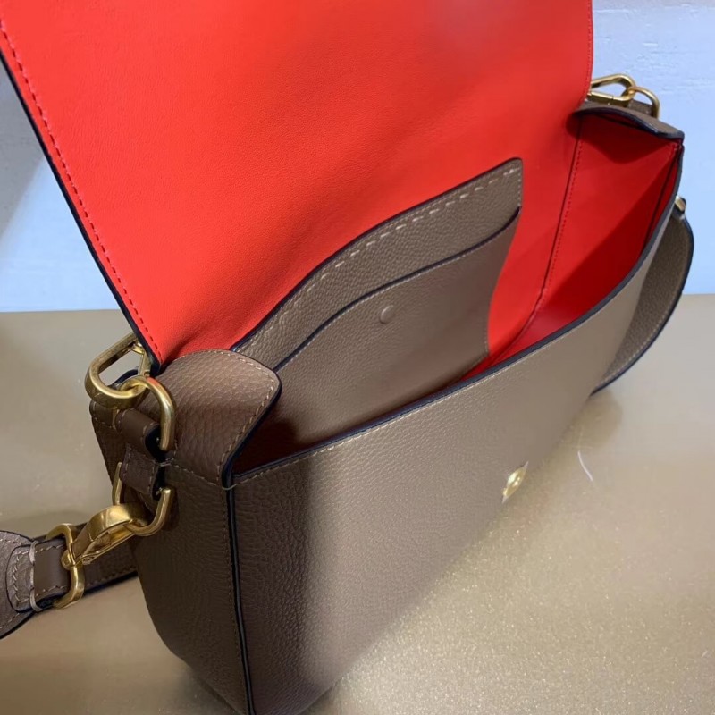 Bolsauette de piel de ternero Fendi Grained Bolsauette grande 8BR771-5