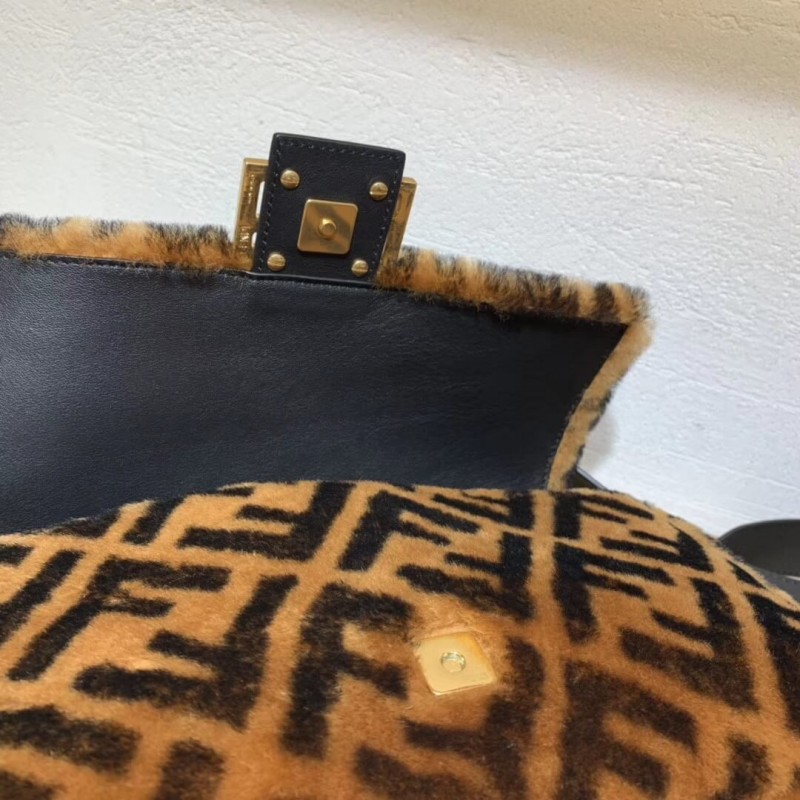 Bolsauette de piel de oveja Fendi 8br600-4