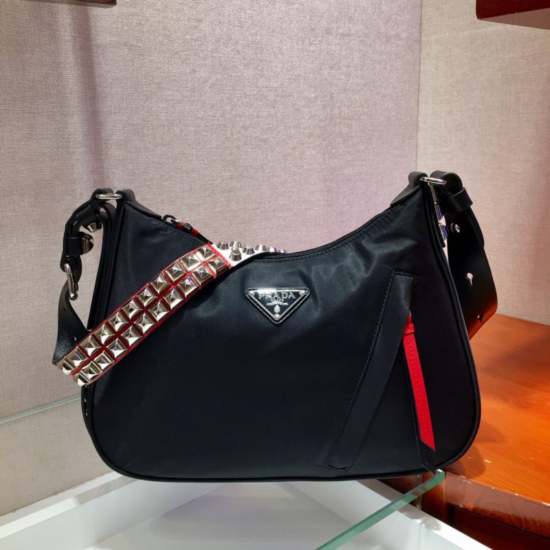 Bolsa de vagabundo Prada Nylon con cuero y pernos 1BC087-1