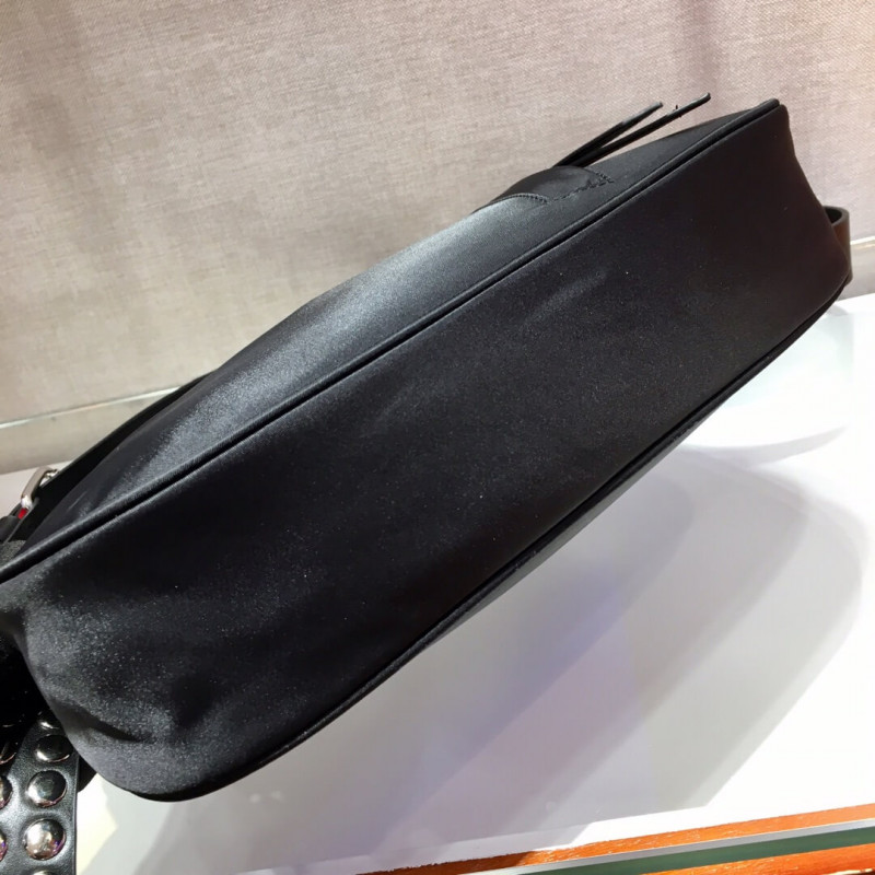 Bolsa de vagabundo Prada Nylon con cuero y pernos 1BC087-4