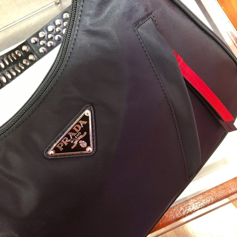 Bolsa de vagabundo Prada Nylon con cuero y pernos 1BC087-5