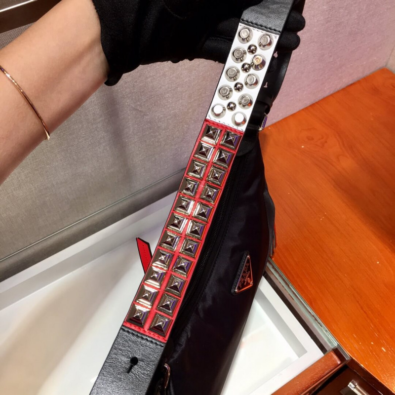 Bolsa de vagabundo Prada Nylon con cuero y pernos 1BC087-6