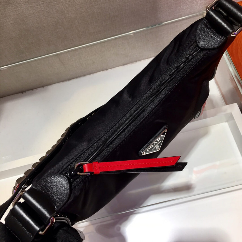 Bolsa de vagabundo Prada Nylon con cuero y pernos 1BC087-7
