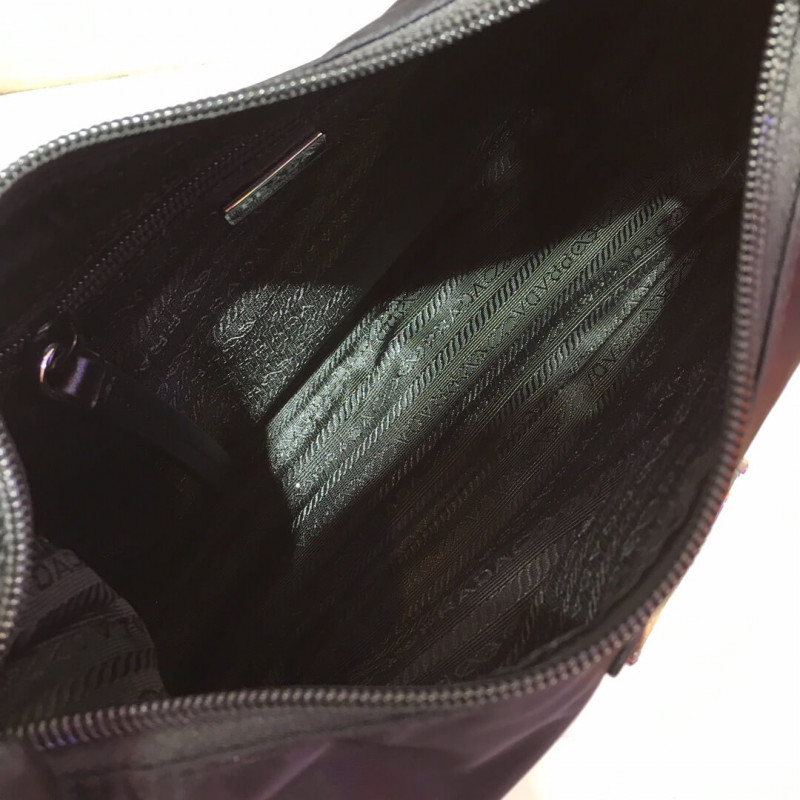 Bolsa de vagabundo Prada Nylon con cuero y pernos 1BC087-8