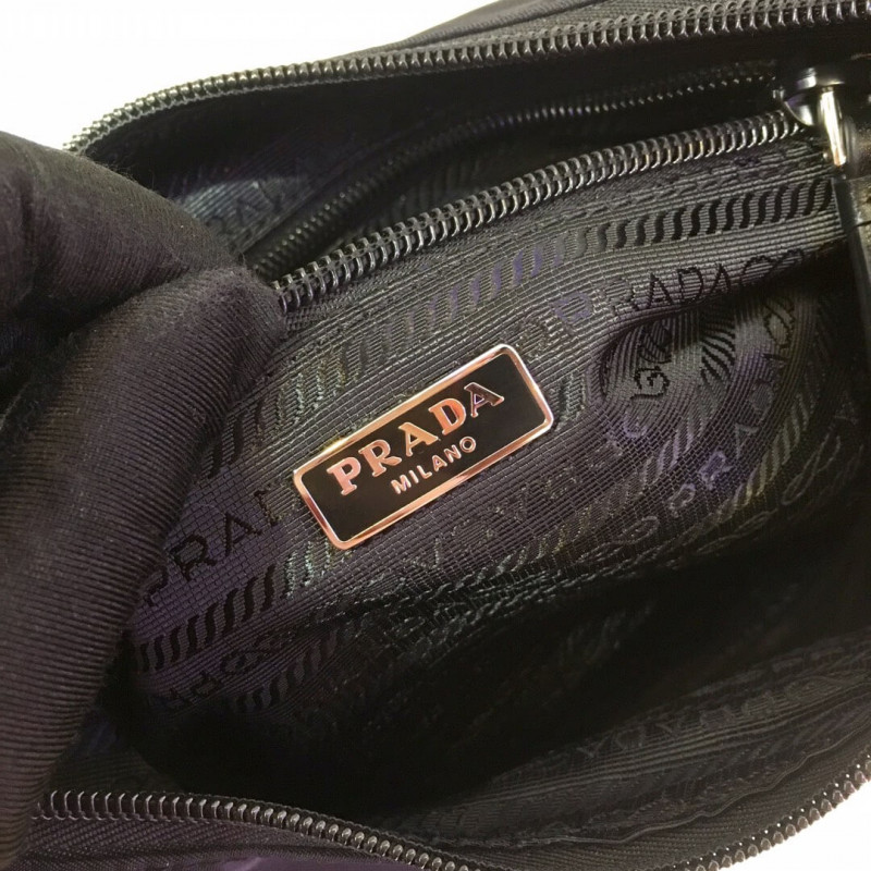 Bolsa de vagabundo Prada Nylon con cuero y pernos 1BC087-9