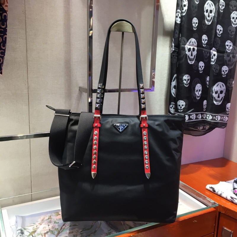 Prada Black Nylon Tote con cuero y pernos 1BG212-1