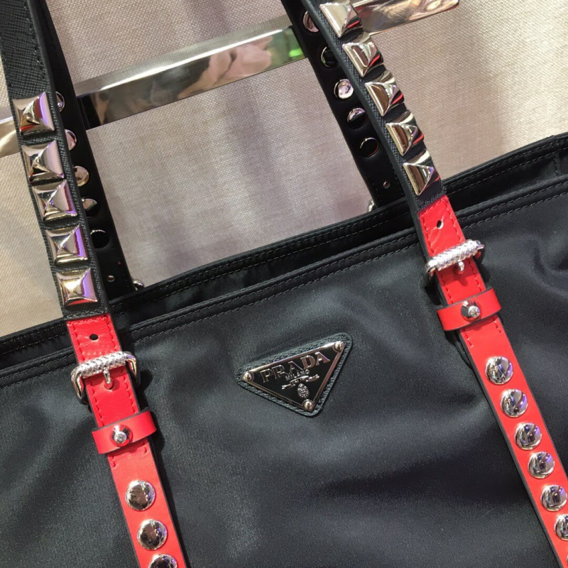 Prada Black Nylon Tote con cuero y pernos 1BG212-2