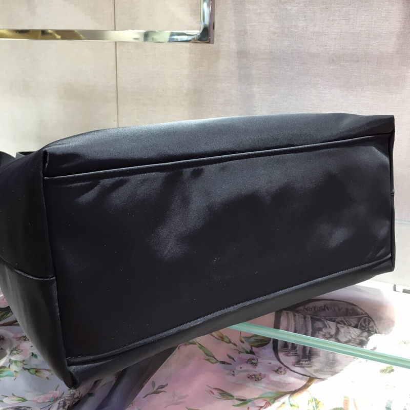 Prada Black Nylon Tote con cuero y pernos 1BG212-5