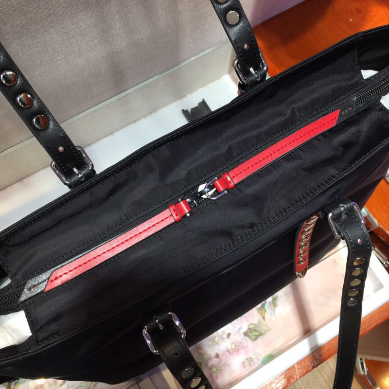 Prada Black Nylon Tote con cuero y pernos 1BG212-6
