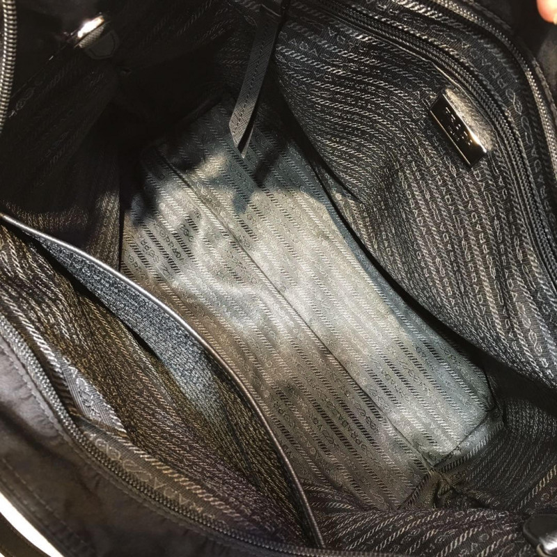 Prada Black Nylon Tote con cuero y pernos 1BG212-7