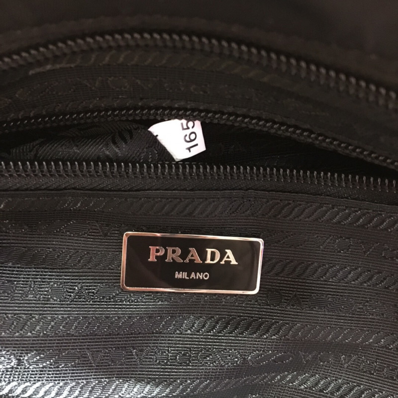 Prada Black Nylon Tote con cuero y pernos 1BG212-8