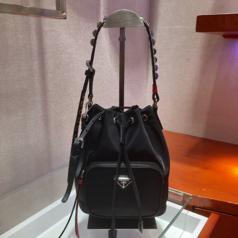 Bolso de hombro de Nylon Prada con cuero y pernos 1BH038-1