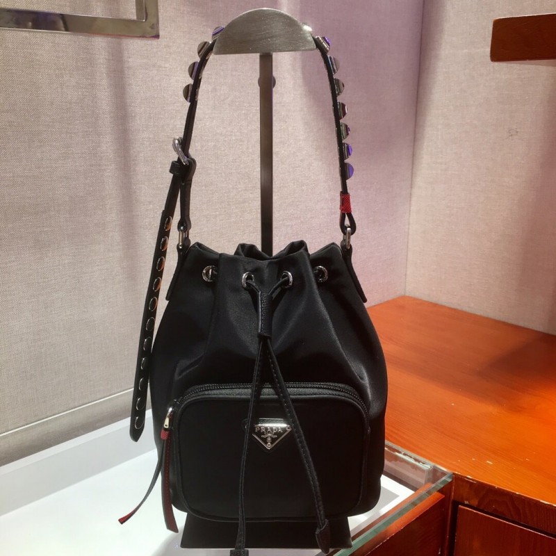 Bolso de hombro de Nylon Prada con cuero y pernos 1BH038-2