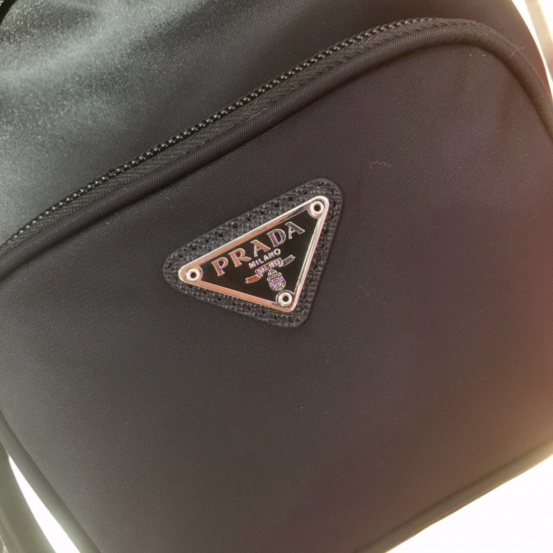 Bolso de hombro de Nylon Prada con cuero y pernos 1BH038-3