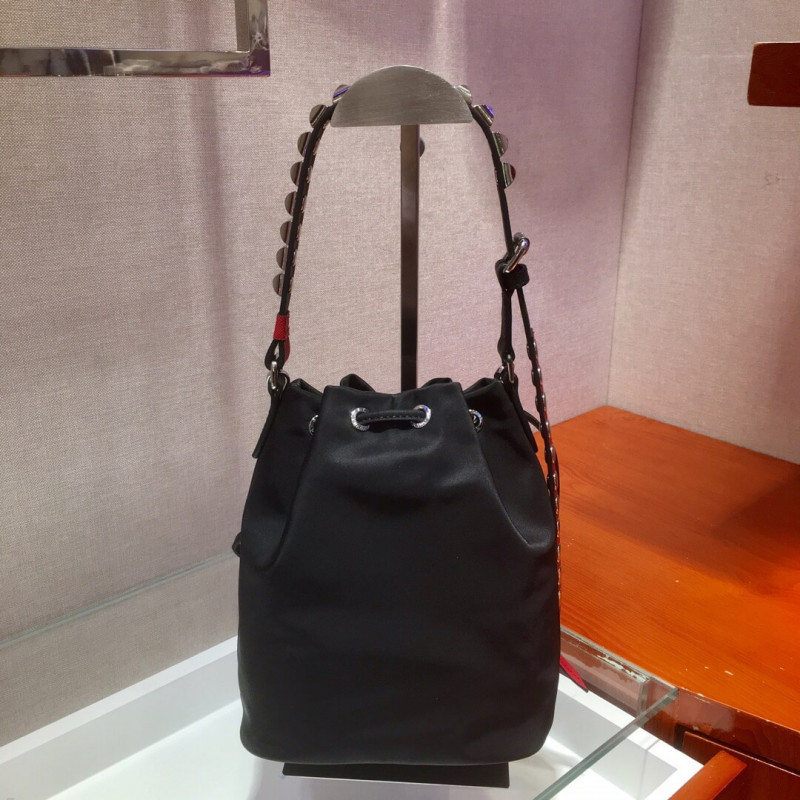 Bolso de hombro de Nylon Prada con cuero y pernos 1BH038-4