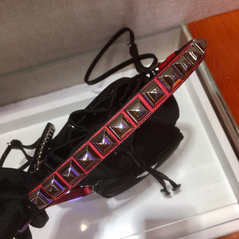 Bolso de hombro de Nylon Prada con cuero y pernos 1BH038-6