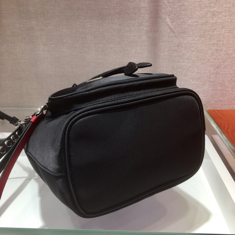 Bolso de hombro de Nylon Prada con cuero y pernos 1BH038-7