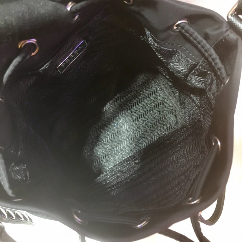 Bolso de hombro de Nylon Prada con cuero y pernos 1BH038-8