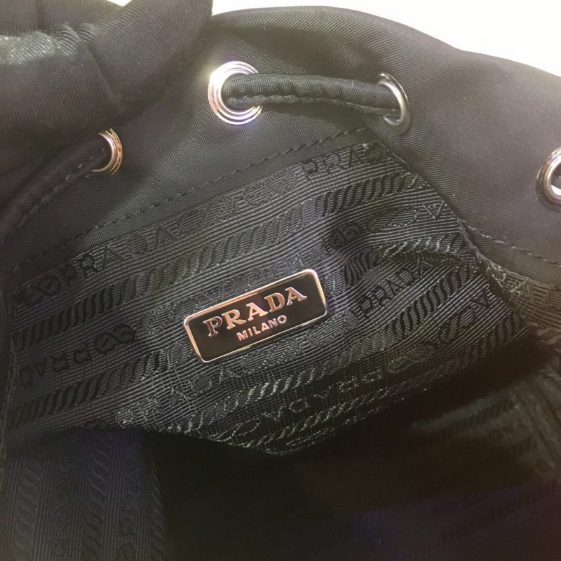 Bolso de hombro de Nylon Prada con cuero y pernos 1BH038-9