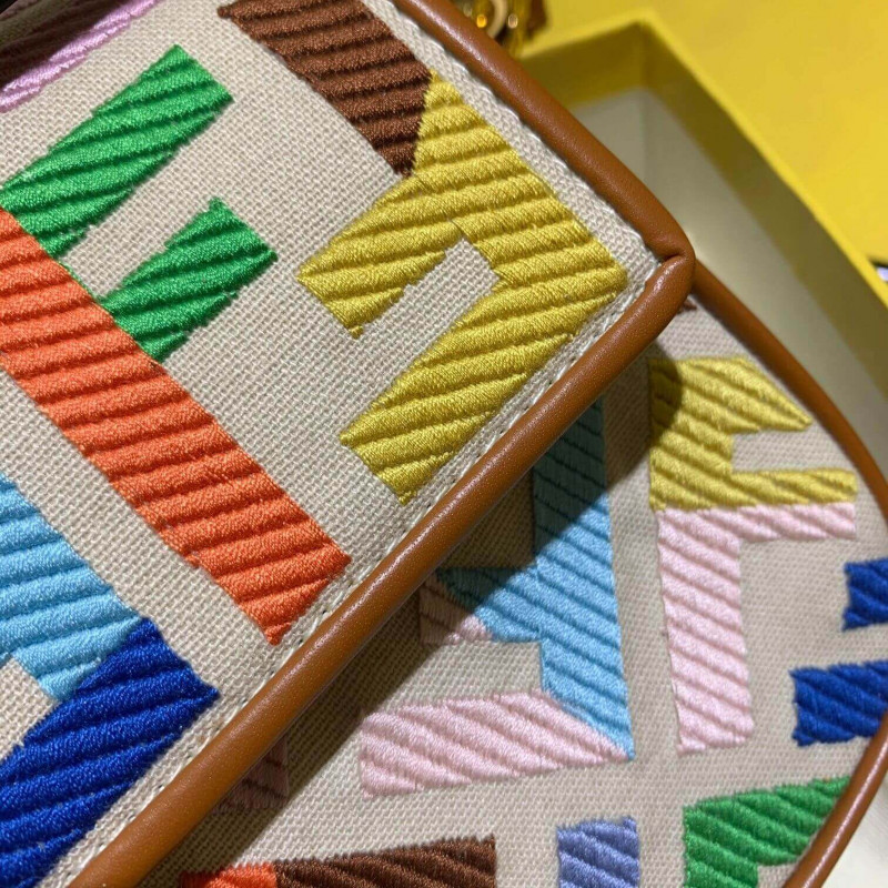 Fendi Bolsauette en Beige Canvas 8BR600-4