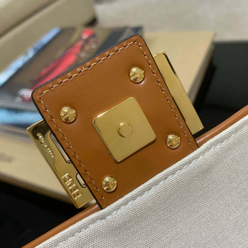 Fendi Bolsauette en Beige Canvas 8BR600-5