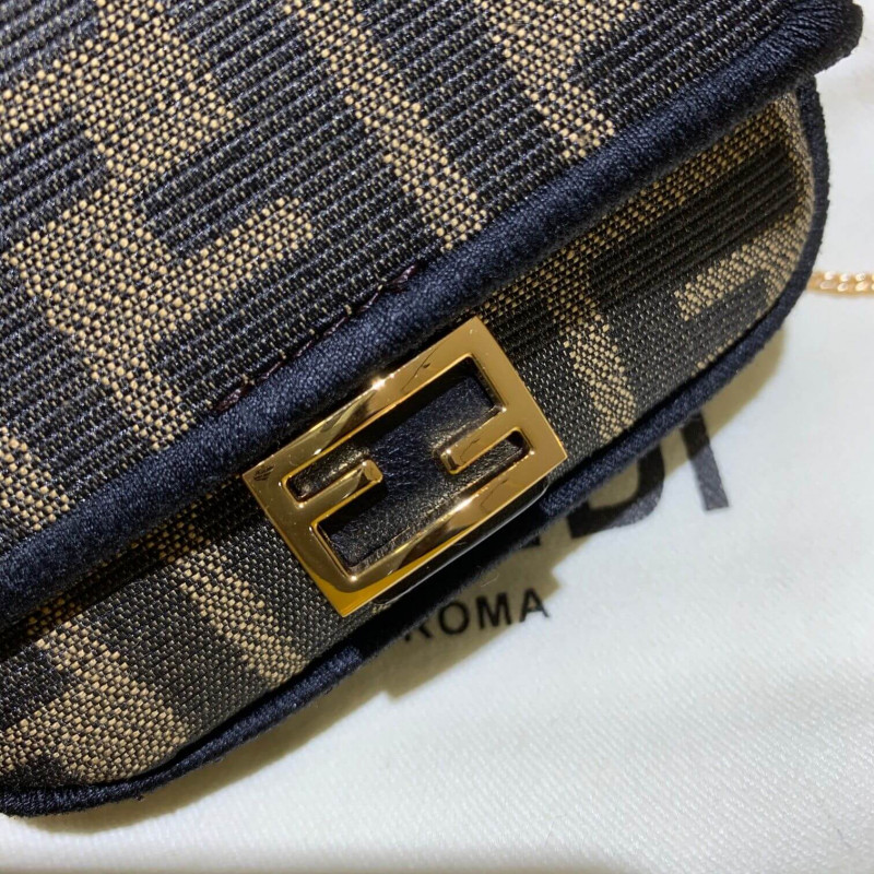 Fendi Nano Bolsauette Charm en tela marrón 7ar844-3