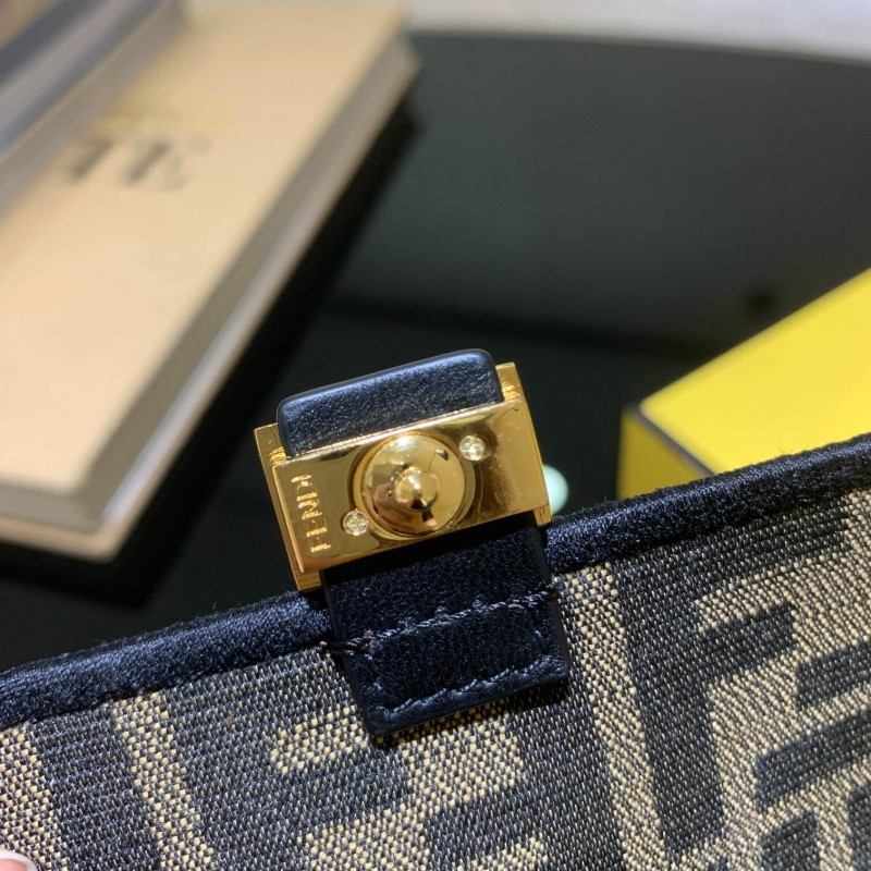 Fendi Nano Bolsauette Charm en tela marrón 7ar844-4