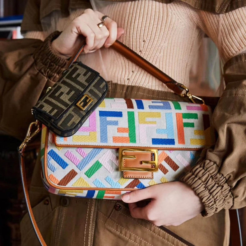 Fendi Nano Bolsauette Charm en tela marrón 7ar844-10
