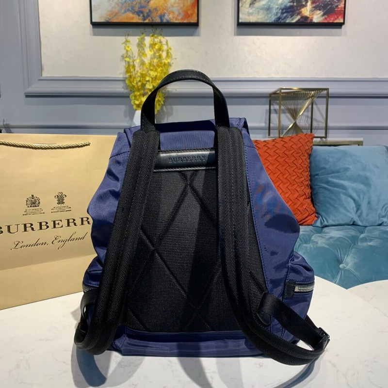 Burberry La mochila mediana en el logotipo de impresión Nylon 80116191-1
