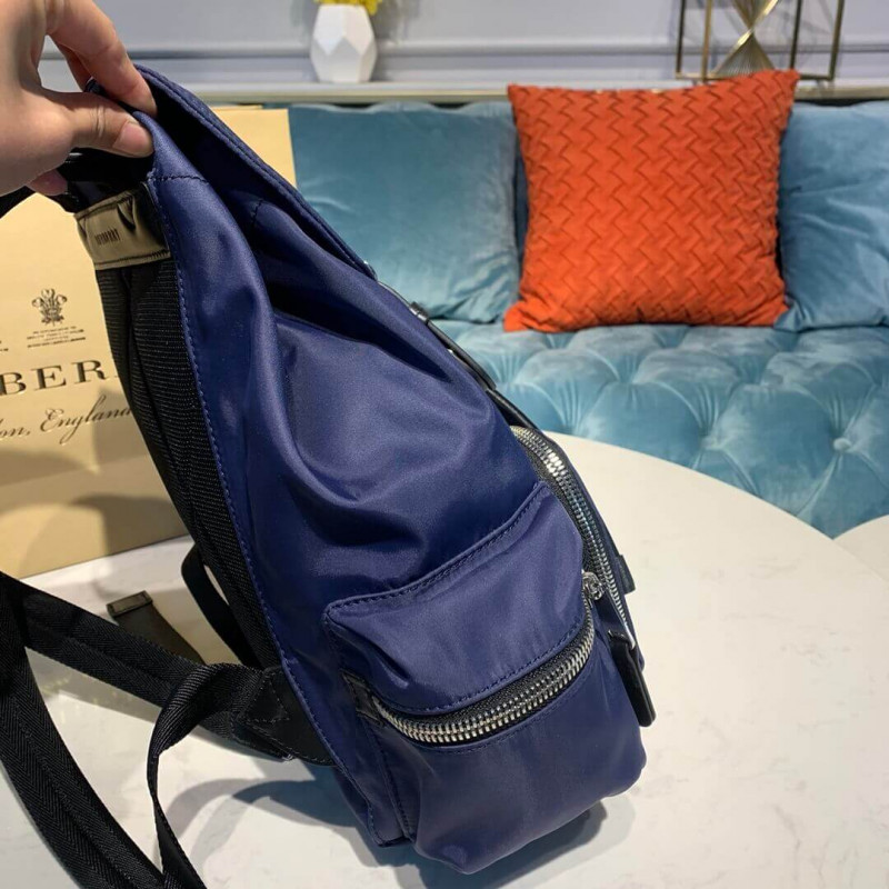 Burberry La mochila mediana en el logotipo de impresión Nylon 80116191-2