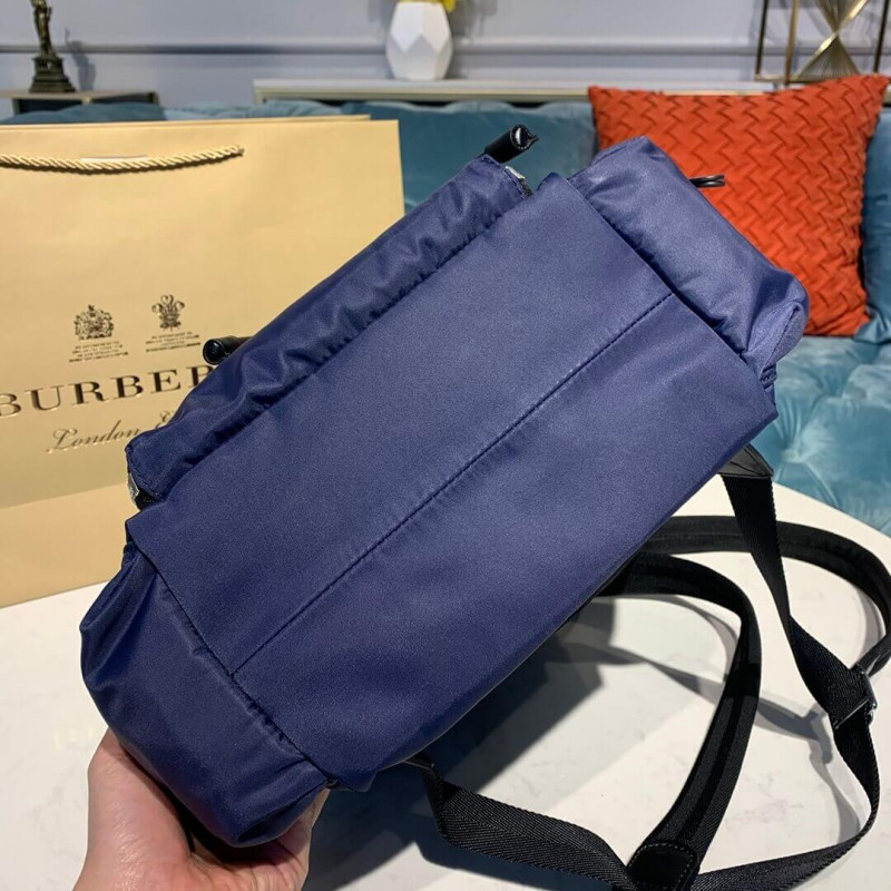 Burberry La mochila mediana en el logotipo de impresión Nylon 80116191-3