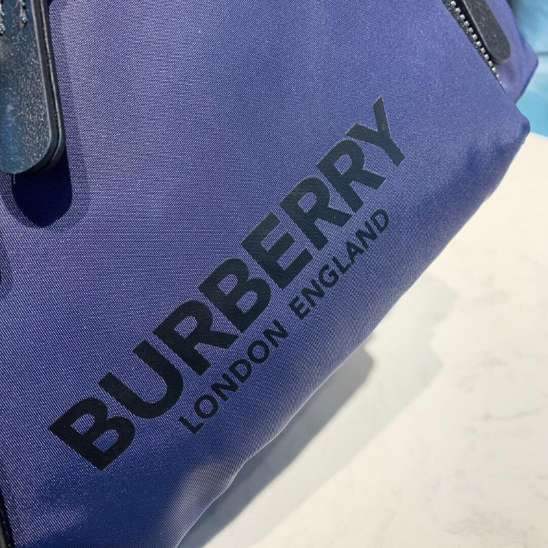 Burberry La mochila mediana en el logotipo de impresión Nylon 80116191-5