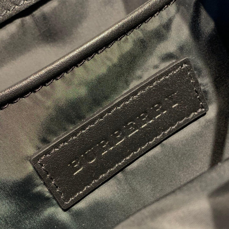 Burberry La mochila mediana en el logotipo de impresión Nylon 80116191-7