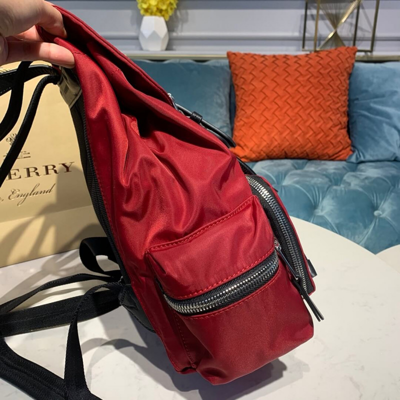 Burberry La mochila mediana en logotipo impreso nylon 80416201-2