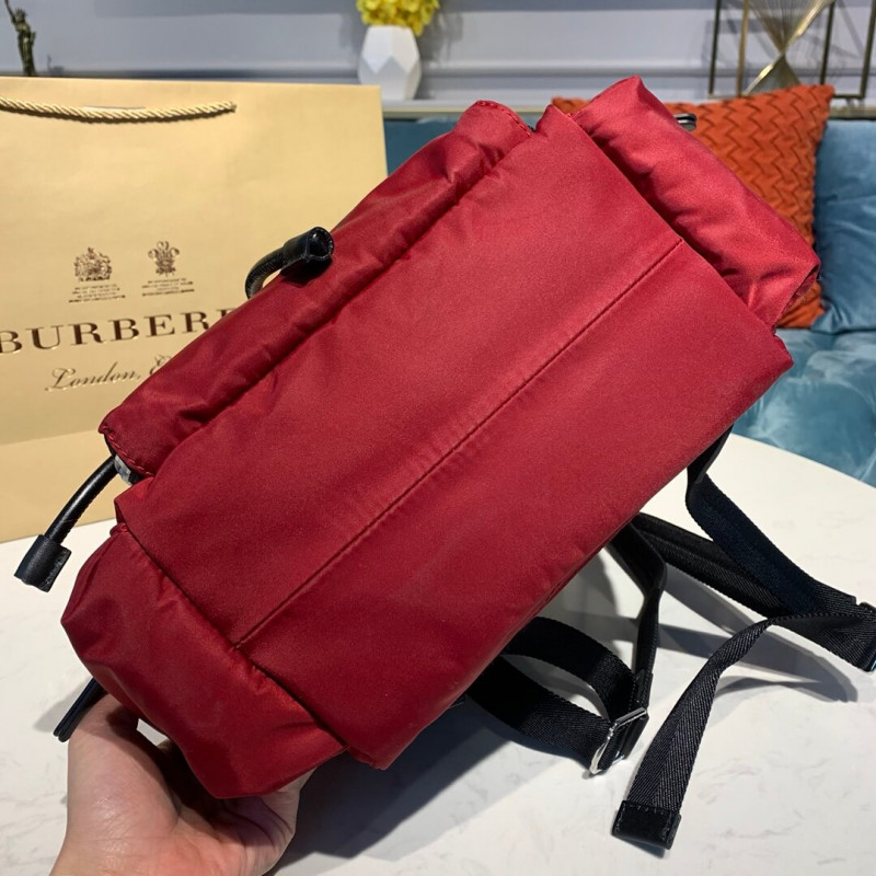Burberry La mochila mediana en logotipo impreso nylon 80416201-3