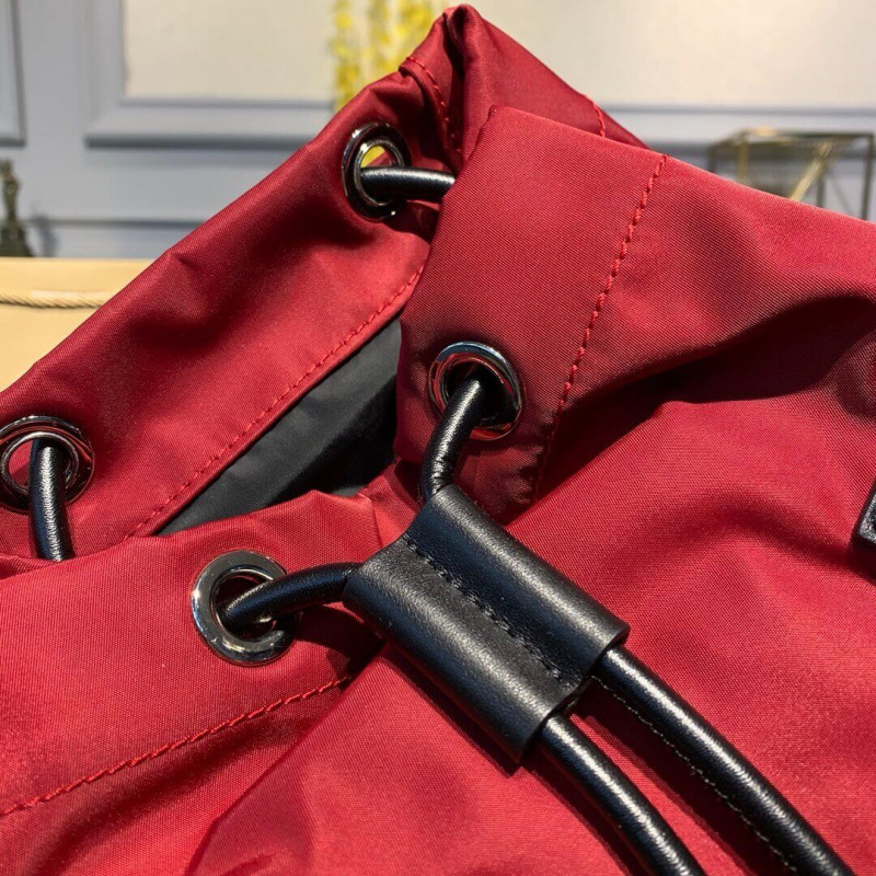 Burberry La mochila mediana en logotipo impreso nylon 80416201-7