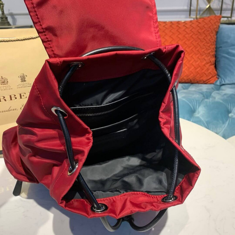 Burberry La mochila mediana en logotipo impreso nylon 80416201-8